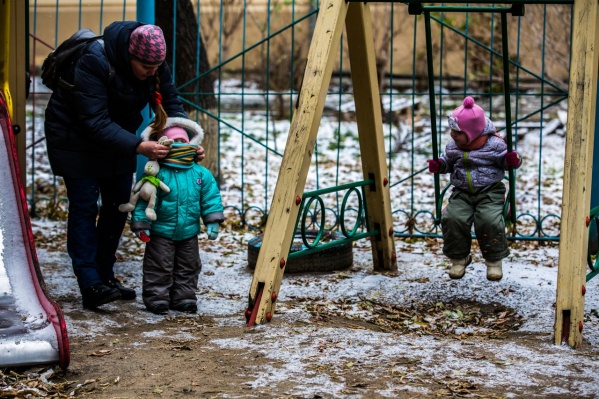 Некоторые родители, несмотря на режим самоизоляции, продолжают гулять с детьми на игровых площадках Некоторые родители, несмотря на режим самоизоляции, продолжают гулять с детьми на игровых площадках