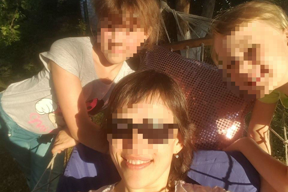 пренебрежение ребенком в семье. дочка на коленях. дочь села отцу. маленькая девочка обнимает папу. девочка на шее у папы.