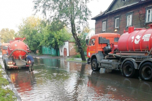 По словам коммунальщиков, столько воды они не откачивали уже два года. По словам коммунальщиков, столько воды они не откачивали уже два года.