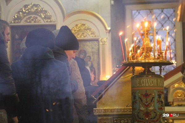 Киоты икон дезинфицируют несколько раз в день и в обычное время — особенно в крупных храмах <br> Киоты икон дезинфицируют несколько раз в день и в обычное время — особенно в крупных храмах <br>
