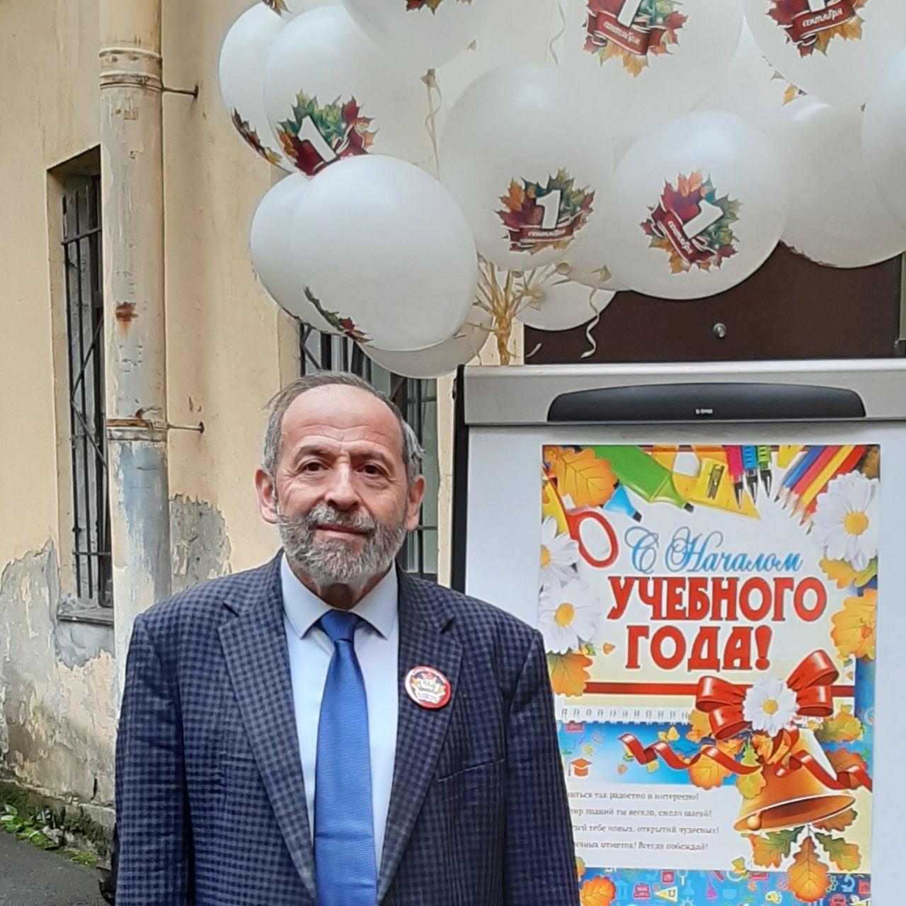 Депутат Борис Вишневский сегодня тоже на линейке.