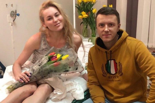 Девушка повредила ногу во время выступления Девушка повредила ногу во время выступления