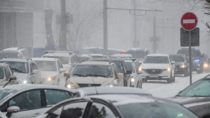 ГИБДД призывает водителей быть внимательнее на дорогах: в Прикамье ожидаются сильные снегопады