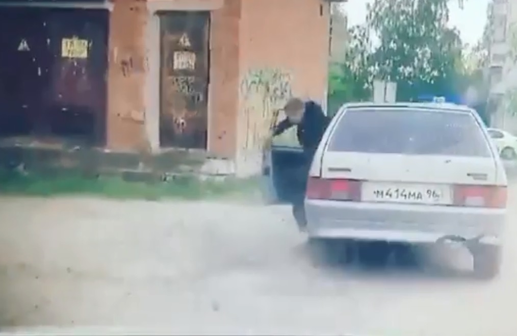 Появилось видео погони в Асбесте, где машина 16-летнего парня влетела в полицейский УАЗ