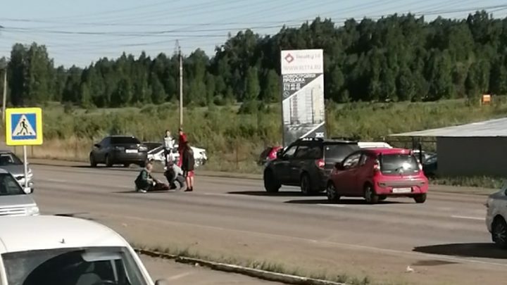 «Нырнула между машин не останавливаясь»: в Челябинске сотрудница ФСБ сбила на «зебре» медика