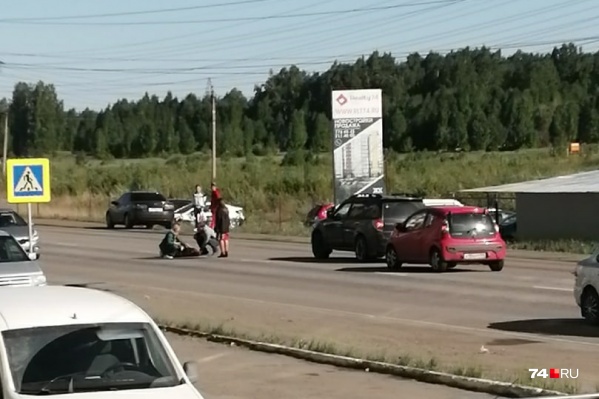Мужчина переходил дорогу к остановке, когда оказался под колёсами Subaru Мужчина переходил дорогу к остановке, когда оказался под колёсами Subaru