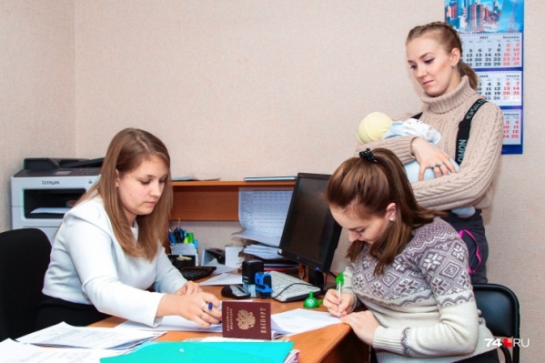 Мамы, которые приходят переоформлять пособия, с удивлением узнают, что выплата больше не положена. Но так ли это? Мамы, которые приходят переоформлять пособия, с удивлением узнают, что выплата больше не положена. Но так ли это?