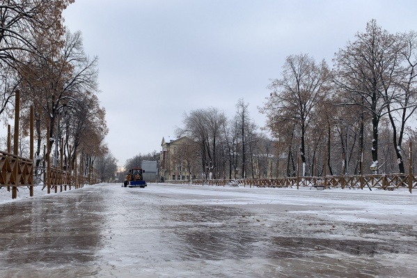 В парках уже работает спецтехника В парках уже работает спецтехника