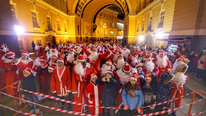Власти Петербурга попросили туристов не приезжать на Новый год. В городе закроют музеи и кафе