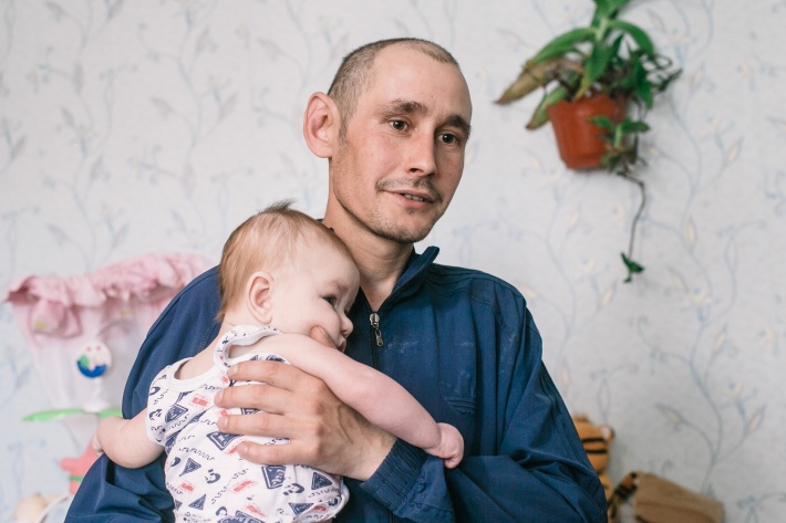 Дмитрий два года назад с трехмесячным Костей, которого пытались забрать из семьи Дмитрий два года назад с трехмесячным Костей, которого пытались забрать из семьи
