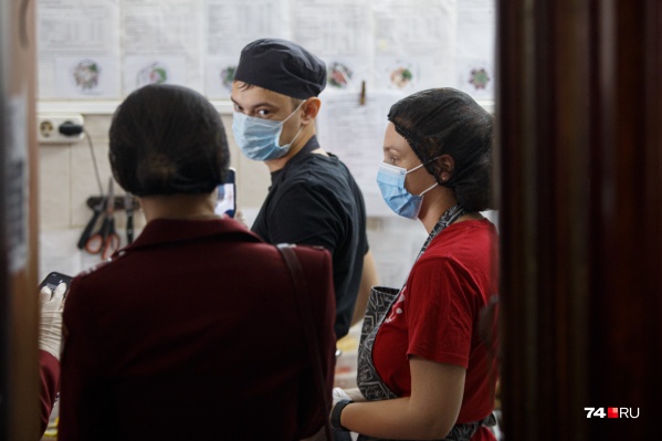 Все сотрудники общепита и спортивных комплексов должны сейчас работать в масках. И большинство соблюдают эти правила Все сотрудники общепита и спортивных комплексов должны сейчас работать в масках. И большинство соблюдают эти правила