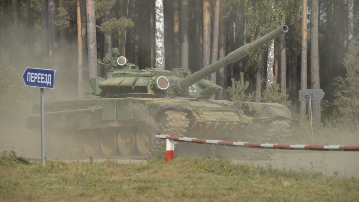 Российские танкисты на Украине одним выстрелом уничтожили два вертолета противника