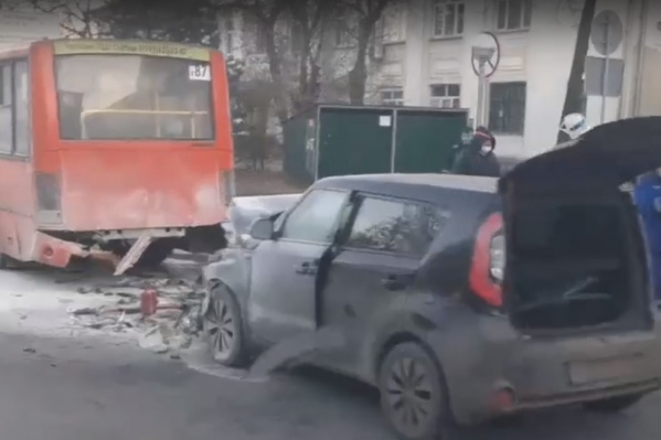 Маршрутка пострадала не сильно, а легковушка загорелась Маршрутка пострадала не сильно, а легковушка загорелась