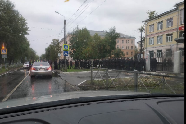 Очередь военных на входе в 14-ю гимназию Очередь военных на входе в 14-ю гимназию