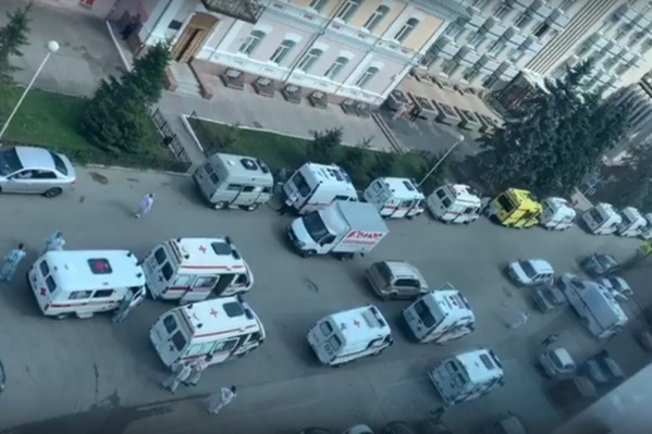 На видеозаписи можно насчитать более 20 машин скорой помощи На видеозаписи можно насчитать более 20 машин скорой помощи