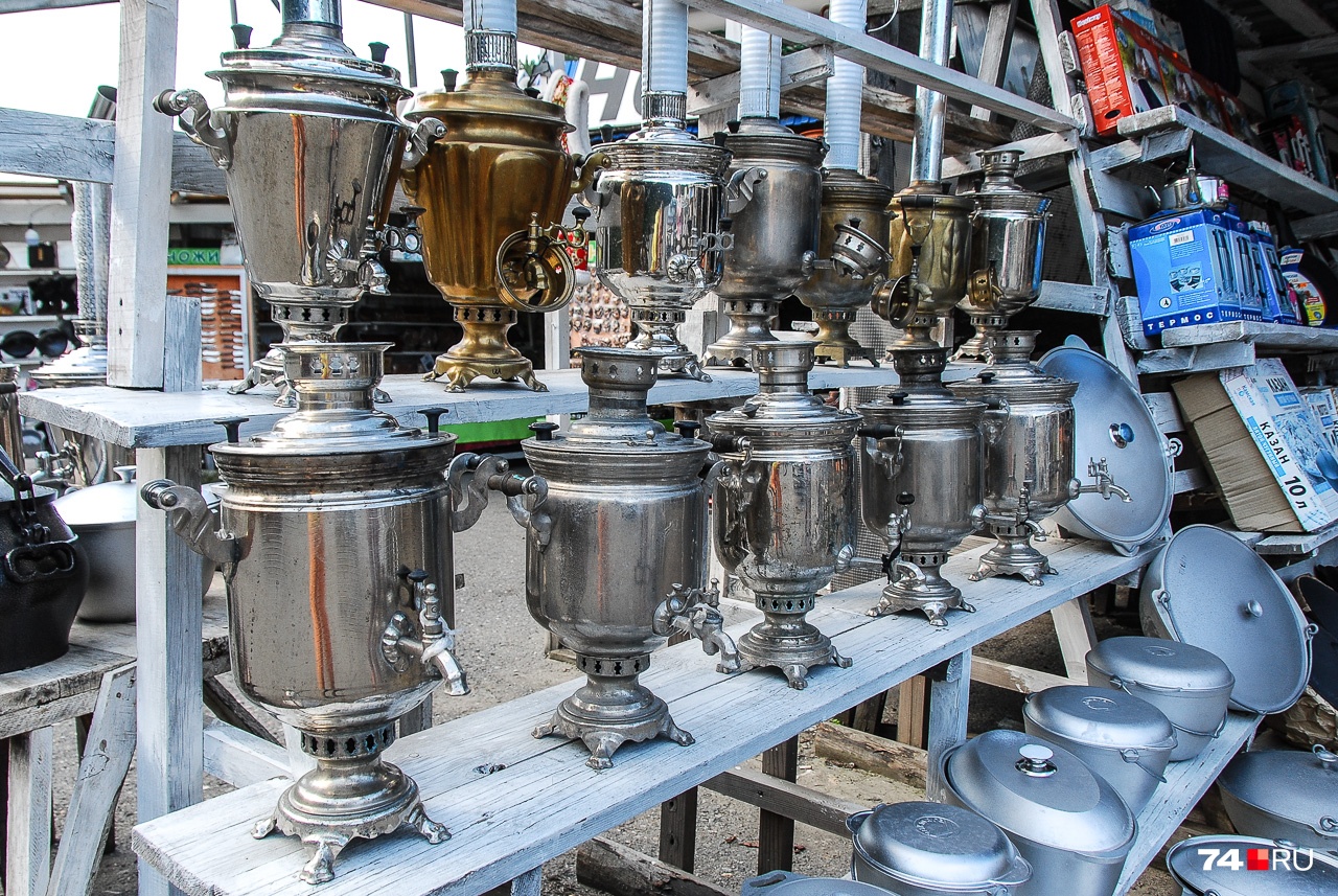 Самовары, по словам продавцов, настоящие, отреставрированные. Есть, например, 1941 года. Цена — 5–8 тысяч, но отдельные экземпляры стоят более 20 тысяч Самовары, по словам продавцов, настоящие, отреставрированные. Есть, например, 1941 года. Цена — 5–8 тысяч, но отдельные экземпляры стоят более 20 тысяч