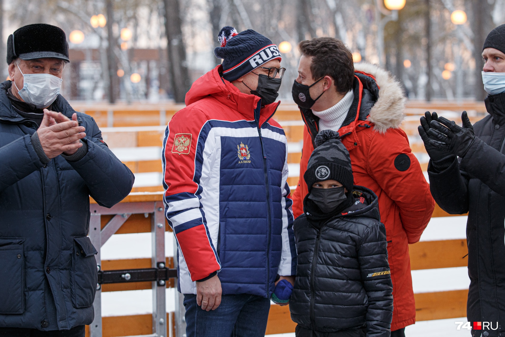 Что Алексей Текслер шепчет Стасу Ярушину? Очевидно, рассказывает о том, что каток будет работать даже весной Что Алексей Текслер шепчет Стасу Ярушину? Очевидно, рассказывает о том, что каток будет работать даже весной