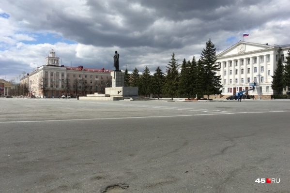 Первым сняли запрет на парковку возле правительственных зданий Первым сняли запрет на парковку возле правительственных зданий