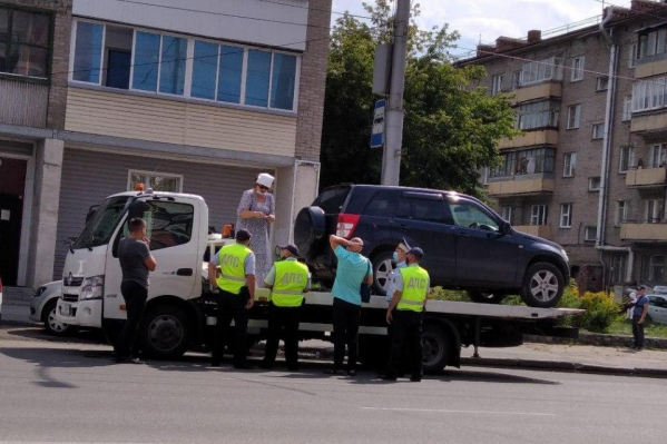 Женщине грозит не только штраф за неправильную парковку, но и наказание за неповиновение полицейским Женщине грозит не только штраф за неправильную парковку, но и наказание за неповиновение полицейским