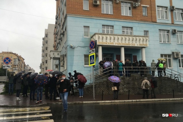Журналисты ждали решения суда на улице под дождем Журналисты ждали решения суда на улице под дождем