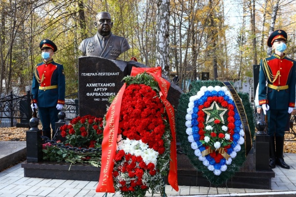 Памятник установили на мусульманском кладбище в Уфе Памятник установили на мусульманском кладбище в Уфе