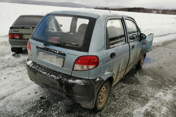 Автомобили ехали во встречном направлении Автомобили ехали во встречном направлении