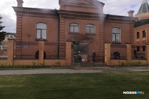 На фотографии видно, что крыльцо и ограждение несовместимы На фотографии видно, что крыльцо и ограждение несовместимы