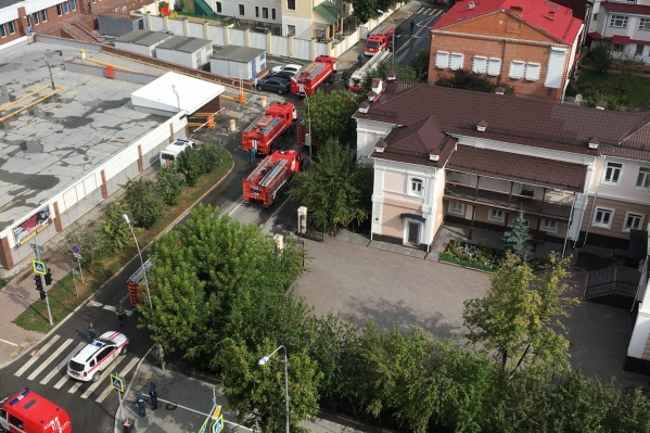 На вызов о пожаре в больницах и школах всегда выезжает большое количество спецтехники На вызов о пожаре в больницах и школах всегда выезжает большое количество спецтехники