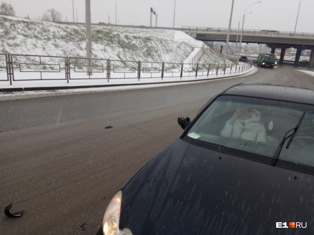 В Екатеринбурге водитель тонированного Mercedes с клюшкой напал на авто, в котором везли мазки на COVID
