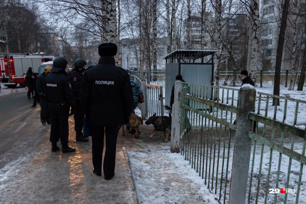 Учеников эвакуировали днем после анонимных угроз о взрыве Учеников эвакуировали днем после анонимных угроз о взрыве
