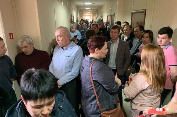 Пайщики гаражного кооператива заполнили коридоры суда Пайщики гаражного кооператива заполнили коридоры суда