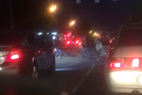 Семерых человек жёстко скрутили на перекрёстке Худякова и Энтузиастов Семерых человек жёстко скрутили на перекрёстке Худякова и Энтузиастов