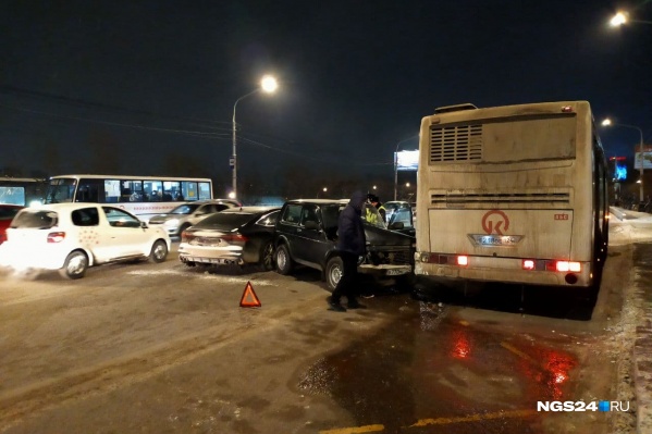Авария произошла около остановки «Остров Отдыха» Авария произошла около остановки «Остров Отдыха»