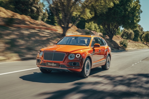 Каждый внедорожник Bentley Bentayga проводит на производственной линии более 100 часов, где над ним работает более 200 специалистов Каждый внедорожник Bentley Bentayga проводит на производственной линии более 100 часов, где над ним работает более 200 специалистов