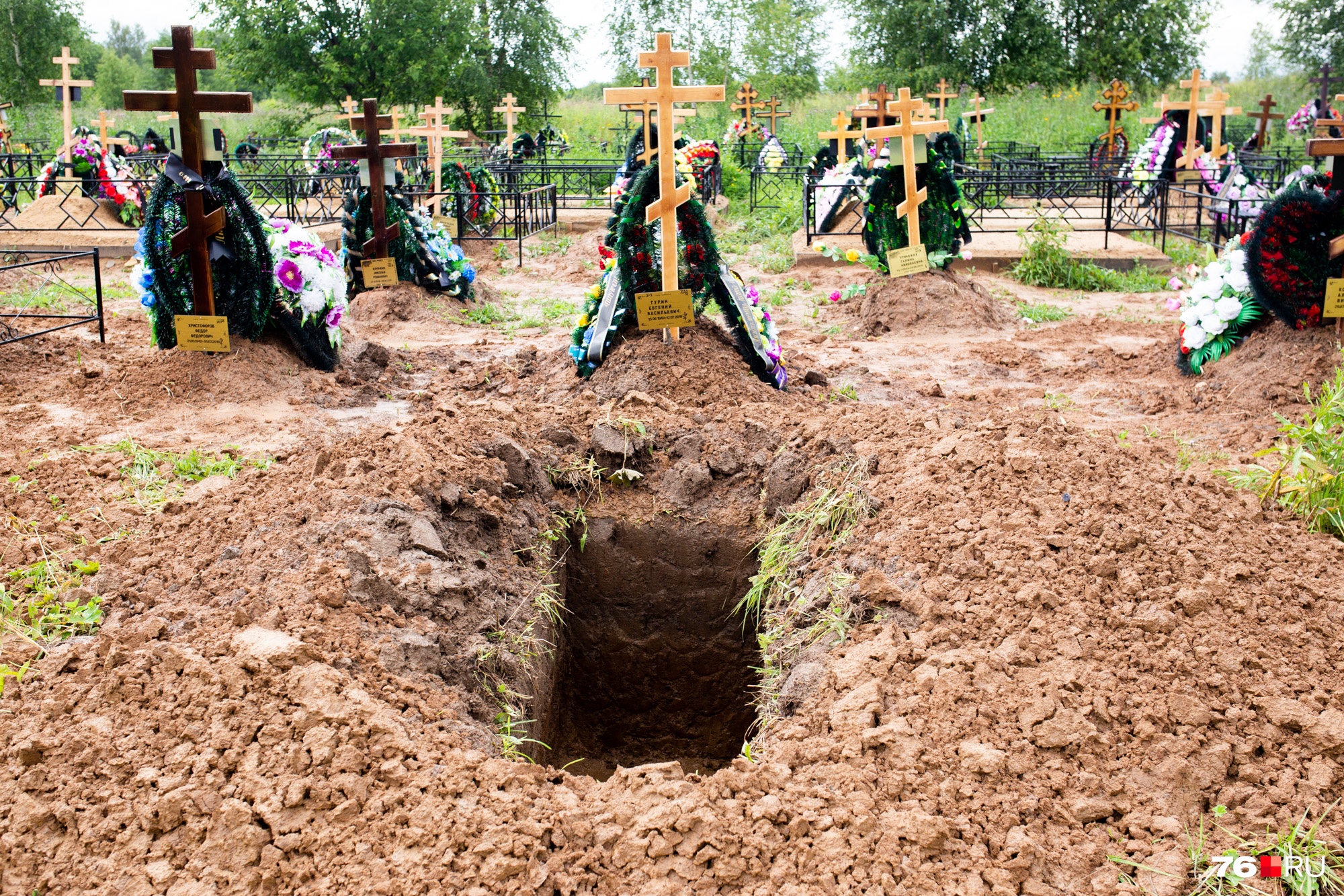 Российский похоронить. Осташинское кладбище Ярославль новый сектор. Погребение гроба могилу.