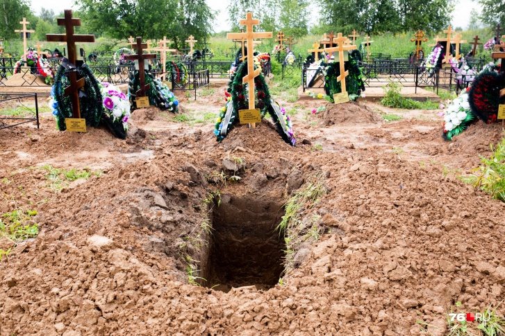 Сотрудники ритуальных компаний рекомендуют собираться на похоронах в умеренных количествах 