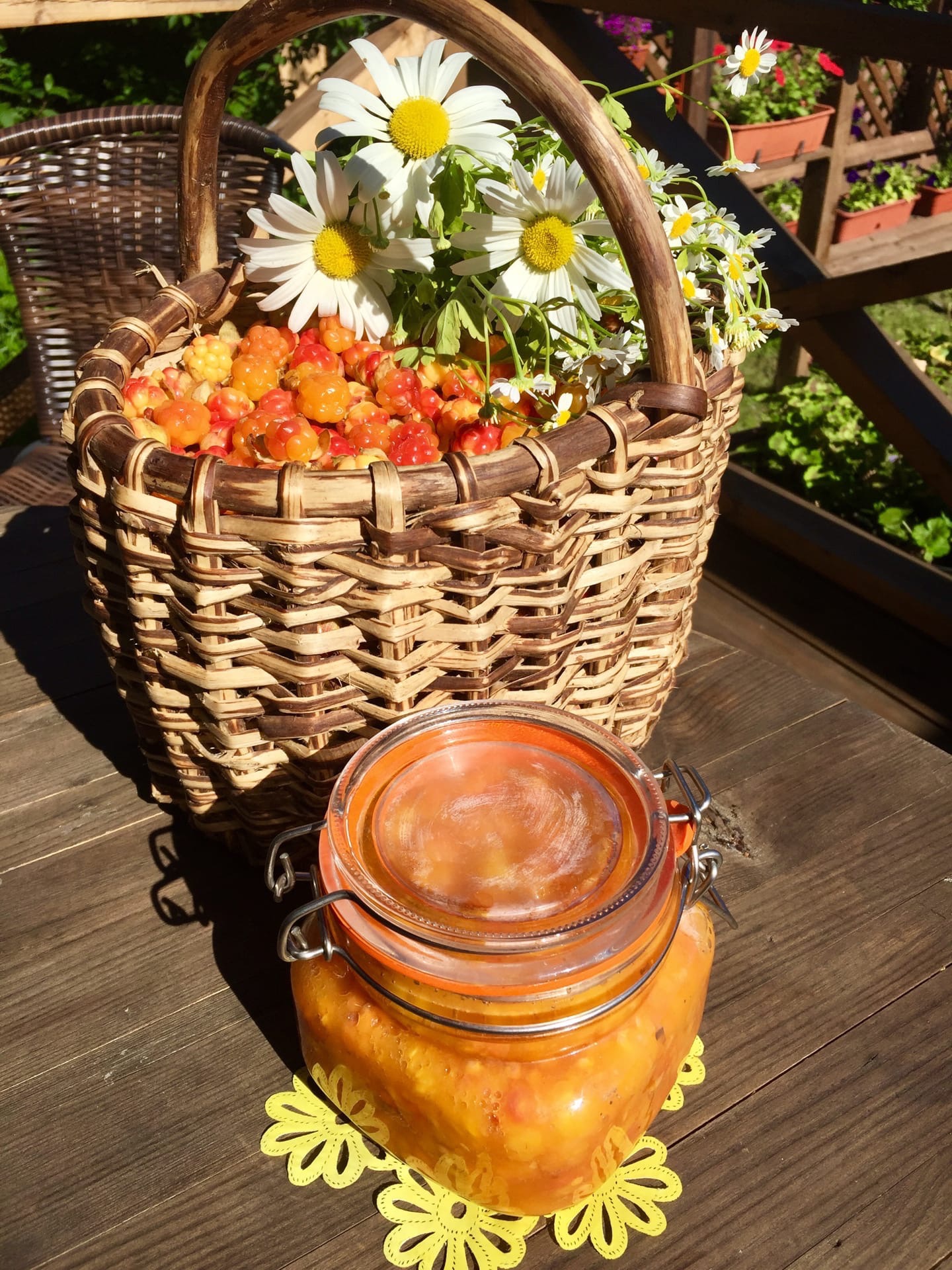 Из морошки можно сделать вкусное варенье, компот, кисель, а еще желе Из морошки можно сделать вкусное варенье, компот, кисель, а еще желе