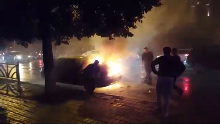 «Вся улица в дыму»: посреди Малышева загорелся автомобиль: видео