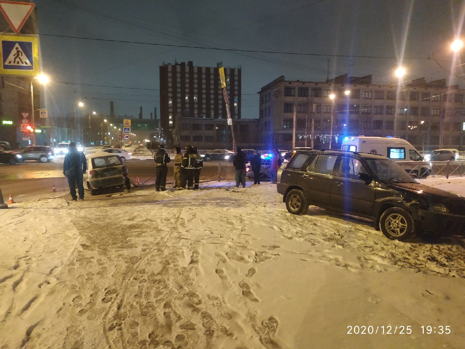 В Петербурге пешеходы убегали от неуправляемых машин. Погоня попала на видео