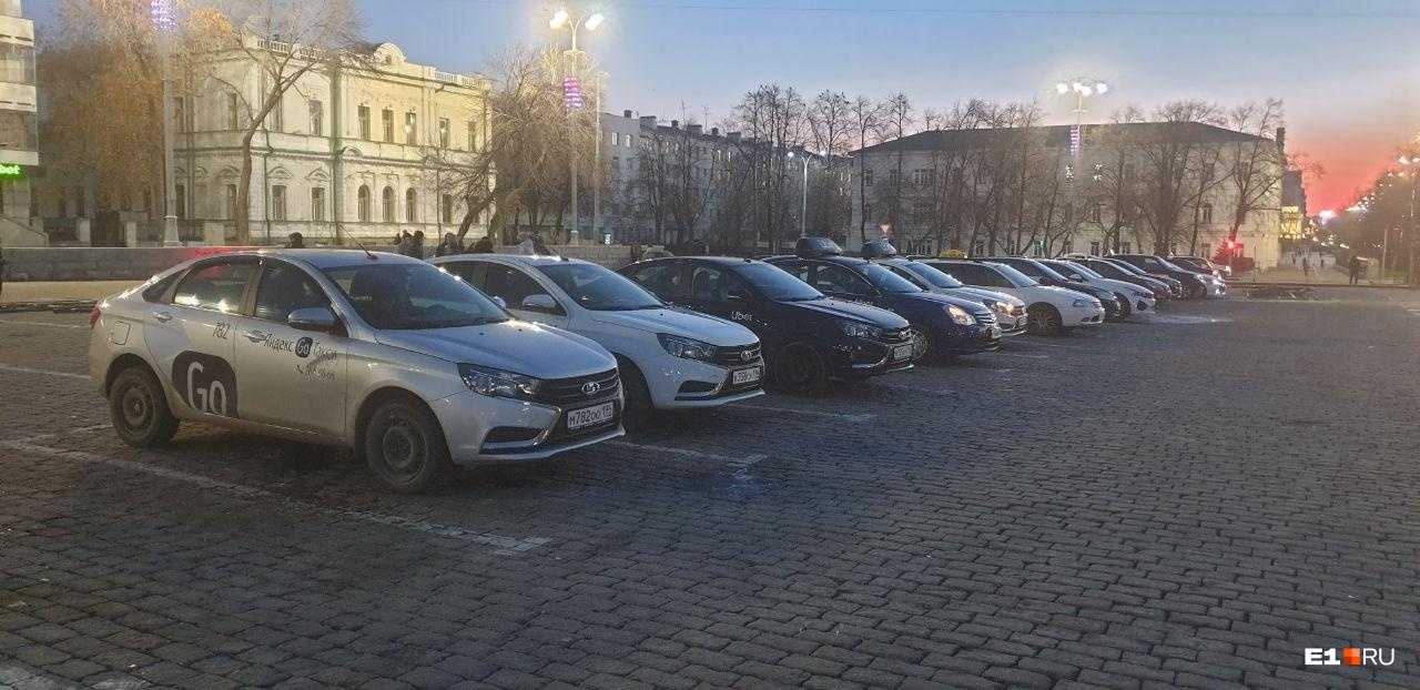 Утром в пятницу водители такси приехали к мэрии Утром в пятницу водители такси приехали к мэрии 