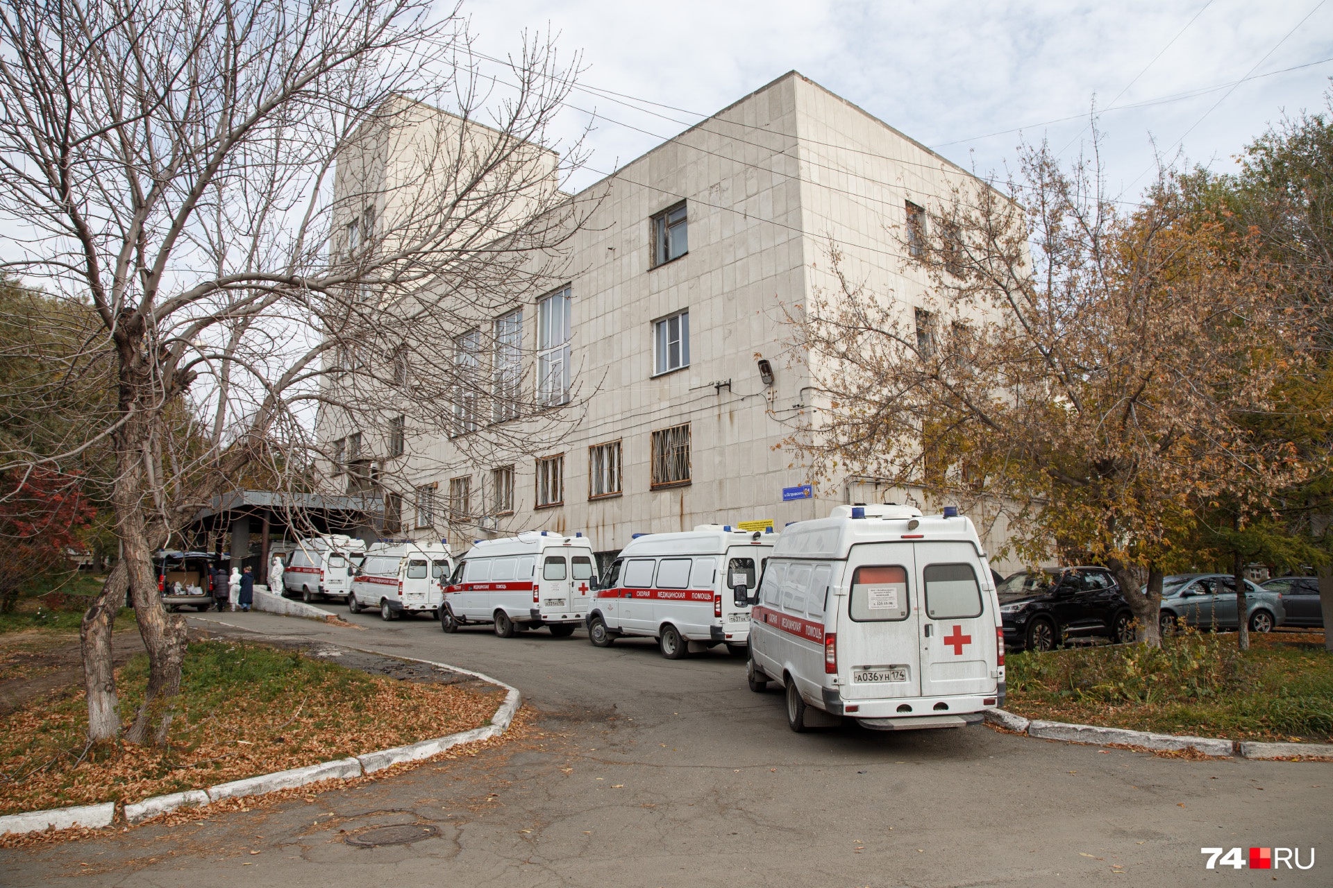 На КТ около больниц сейчас регулярно выстраиваются очереди На КТ около больниц сейчас регулярно выстраиваются очереди