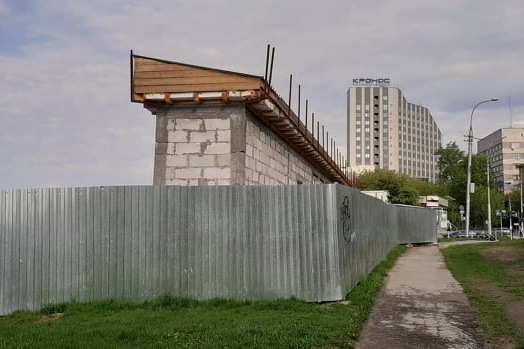 По документам эта земля не принадлежит городу — она государственная, так что строить на ней можно только временные сооружения. Вот только выглядит это сооружение совсем как капитальное По документам эта земля не принадлежит городу — она государственная, так что строить на ней можно только временные сооружения. Вот только выглядит это сооружение совсем как капитальное