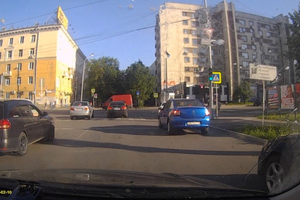 Фургон вылетел на перекресток на красный Фургон вылетел на перекресток на красный
