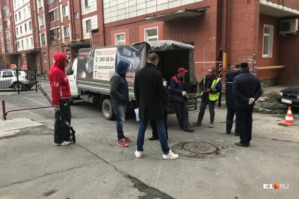 Жильцы дома возмущены тем, что забор поставят прямо перед носом и выходить можно будет только с одной стороны Жильцы дома возмущены тем, что забор поставят прямо перед носом и выходить можно будет только с одной стороны