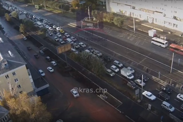 Авария произошла в традиционной утренней пробке на Матросова Авария произошла в традиционной утренней пробке на Матросова