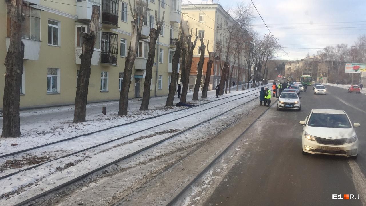 Все случилось слишком быстро. У Олега и его сына не было времени, чтобы уклониться от летящей на них машины Все случилось слишком быстро. У Олега и его сына не было времени, чтобы уклониться от летящей на них машины