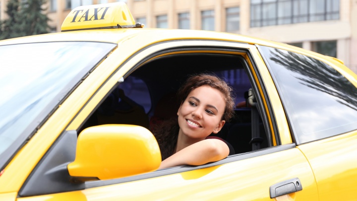 Кто поведет: аналитики выяснили, что россияне думают о женщинах за рулём такси