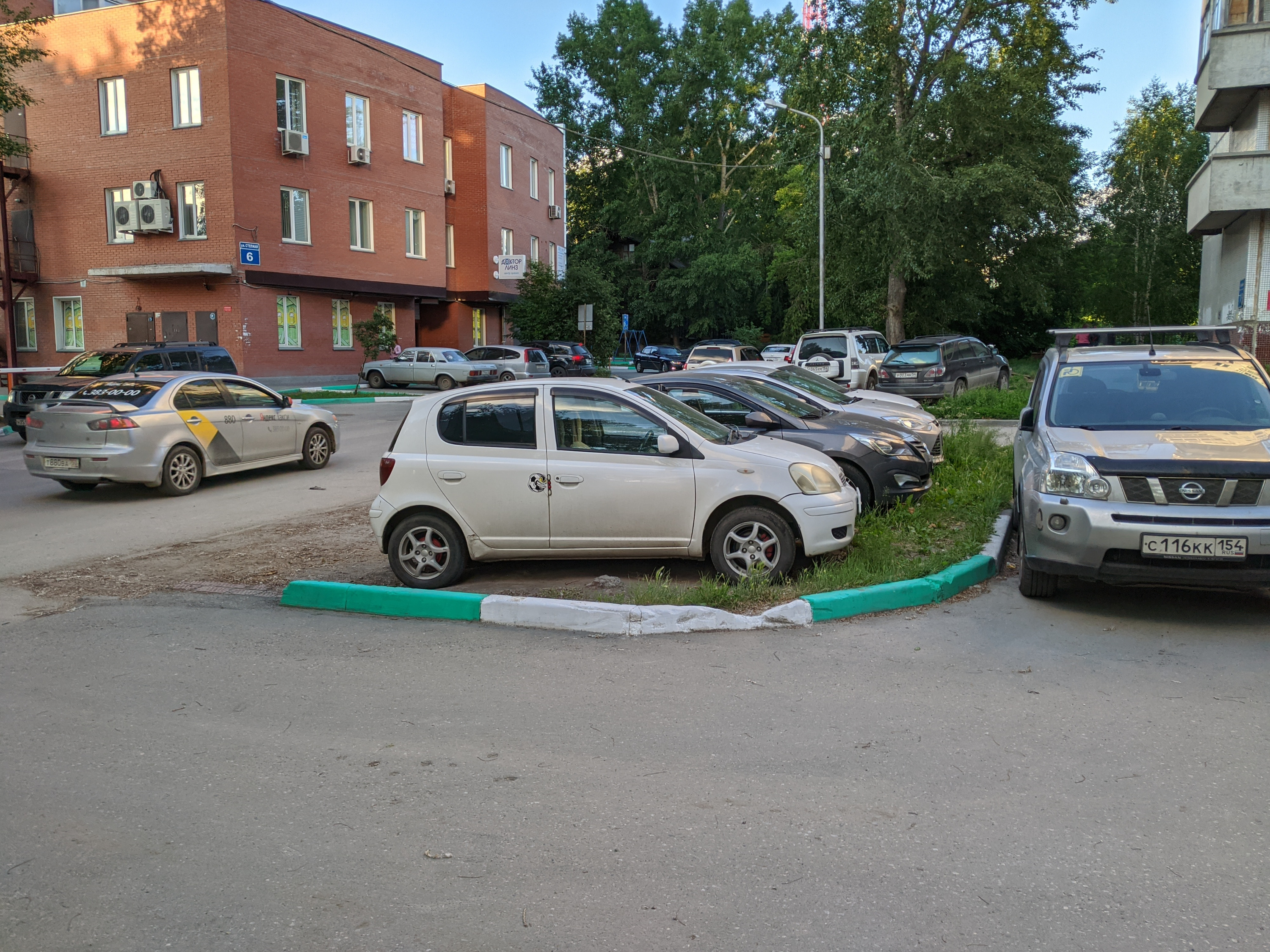 Массовая стоянка на газоне Массовая стоянка на газоне
