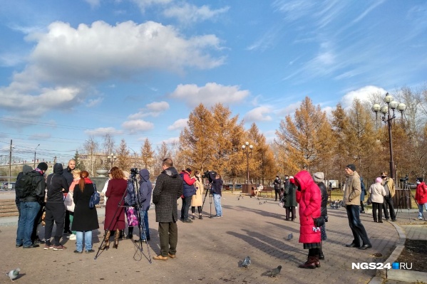 На митинг собралось человек 50 На митинг собралось человек 50