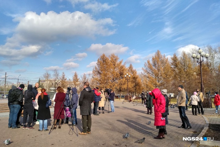 На митинг собралось человек 50 На митинг собралось человек 50